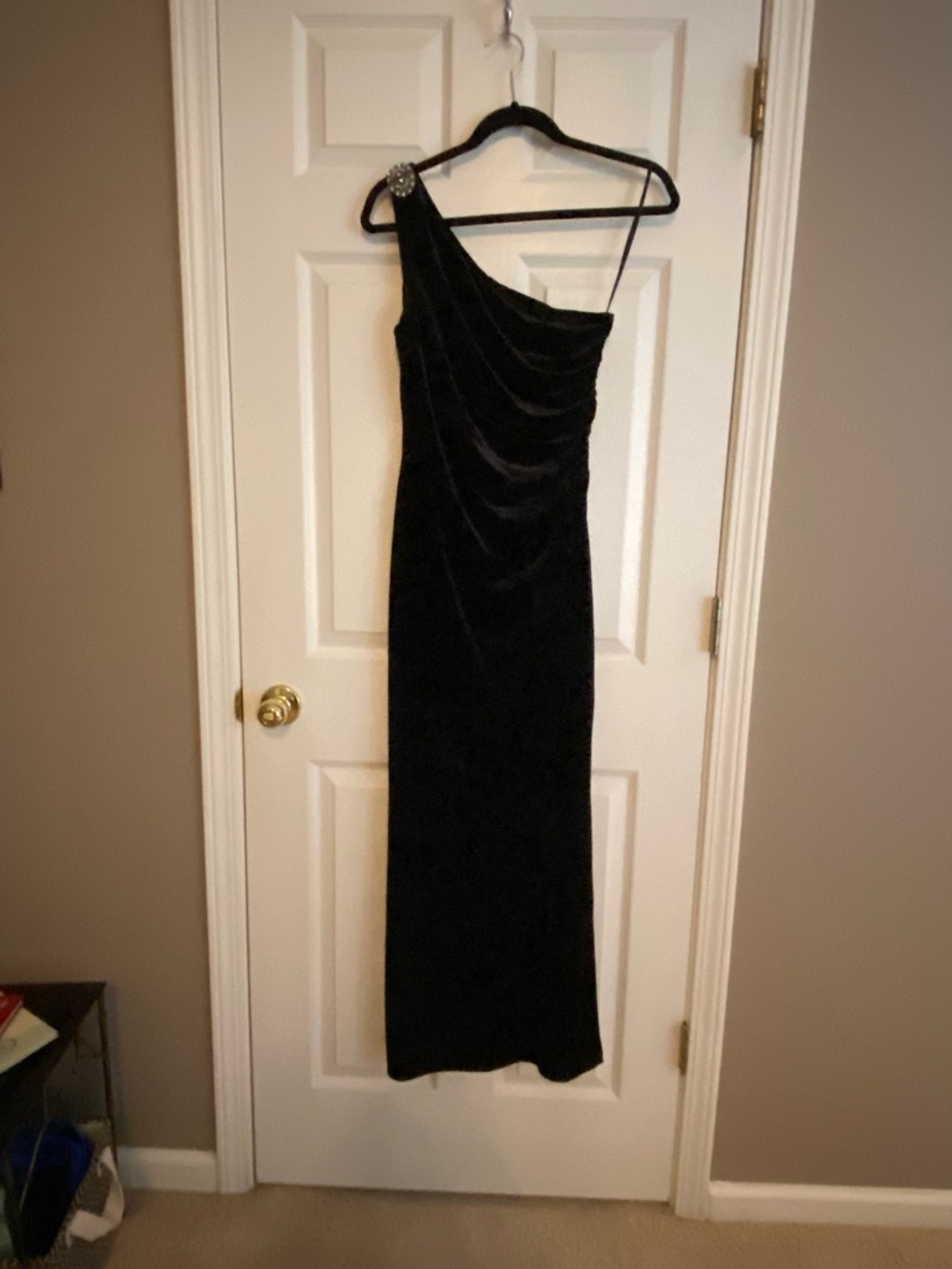 Elegant One-Shoulder Black Velvet Evening Gown
